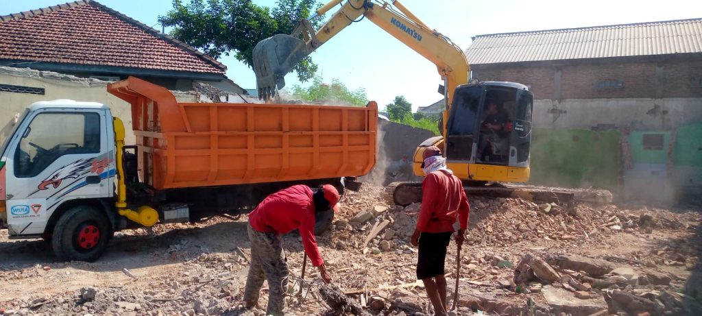 Proses bongkar rumah di Sumber, Solo