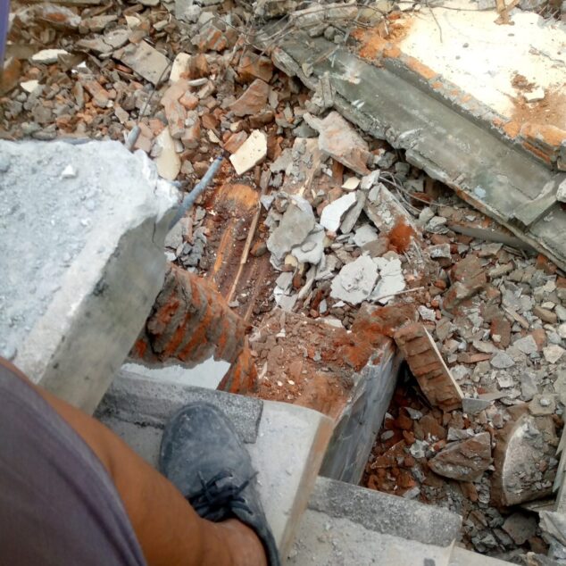 Proyek Bongkar Rumah di Kerten 11 Pengerjaan bongkar rumah di Kerten 11