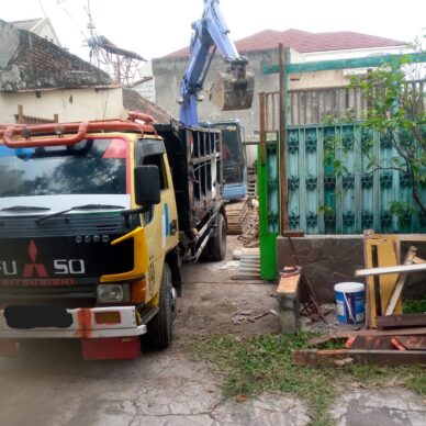 Pengerjaan bongkar rumah di Kerten 12