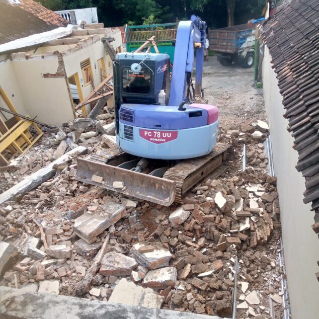 Proyek Bongkar Rumah di Kerten 13 Pengerjaan bongkar rumah di Kerten 13