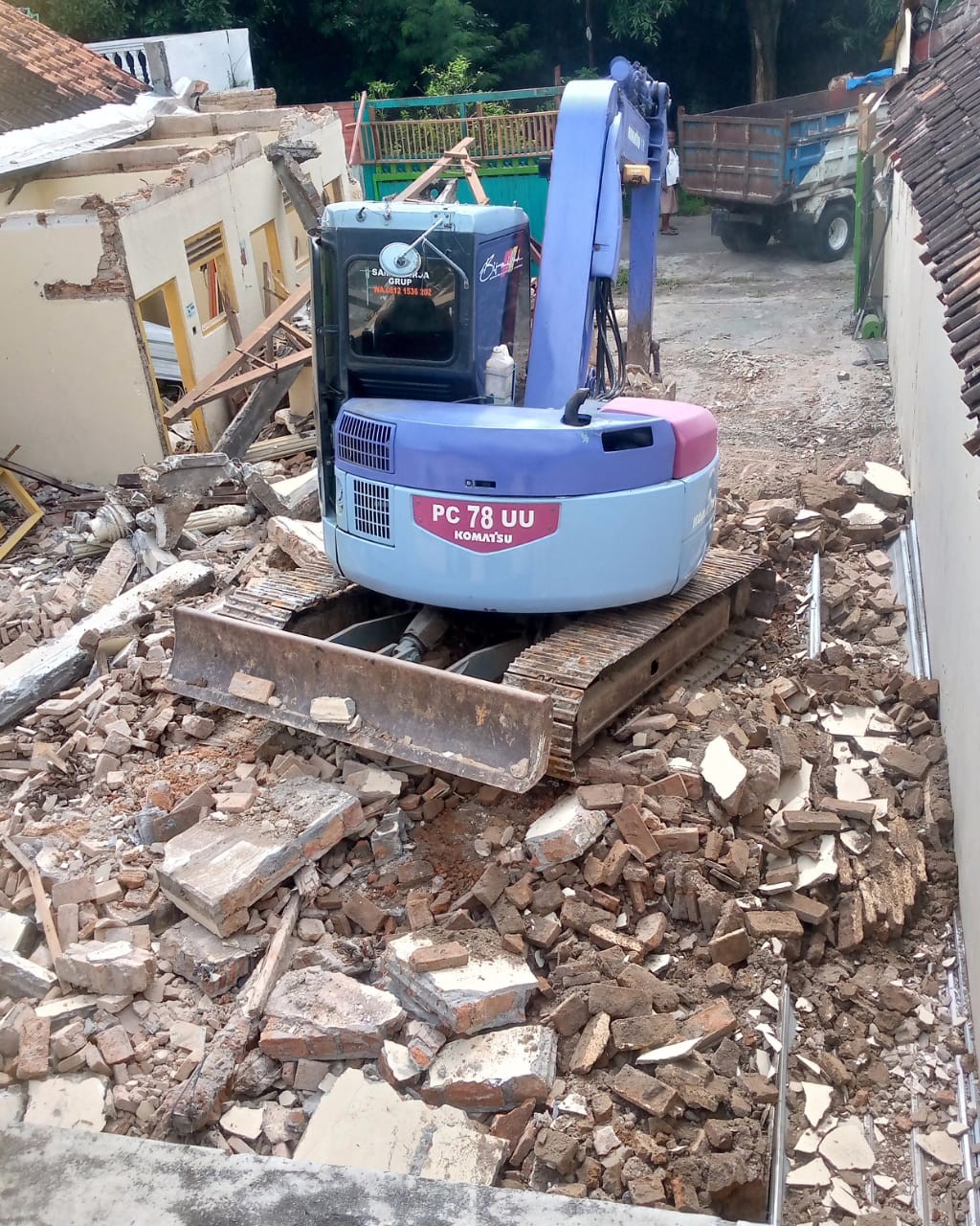 Pengerjaan bongkar rumah di Kerten