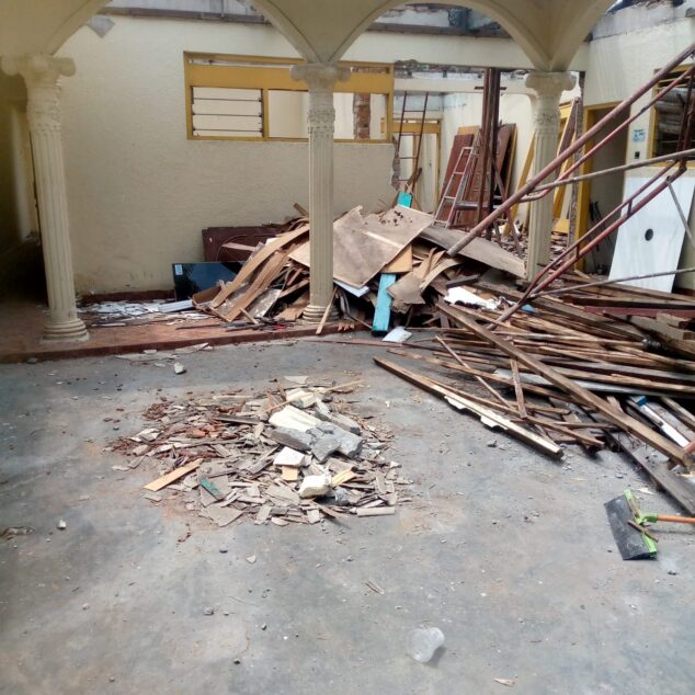 Proyek Bongkar Rumah di Kerten 5 Pengerjaan bongkar rumah di Kerten 5