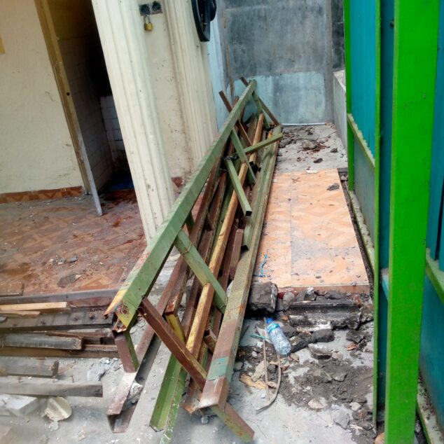 Proyek Bongkar Rumah di Kerten 6 Pengerjaan bongkar rumah di Kerten 6