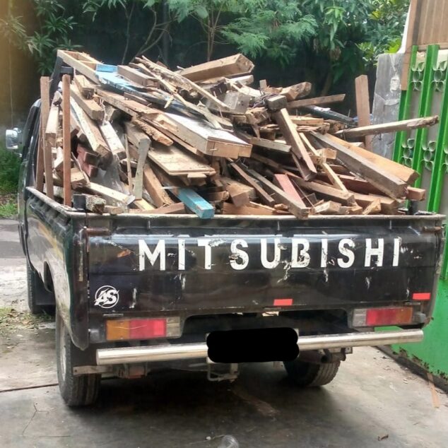 Proyek Bongkar Rumah di Kerten 7 Pengerjaan bongkar rumah di Kerten 7