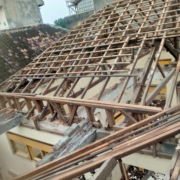 Proyek Bongkar Rumah di Kerten 8 Pengerjaan bongkar rumah di Kerten 8