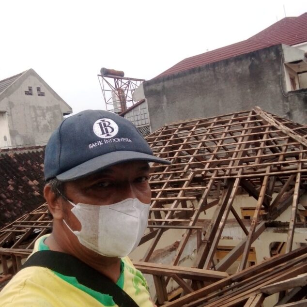 Proyek Bongkar Rumah di Kerten 9 Pengerjaan bongkar rumah di Kerten 9