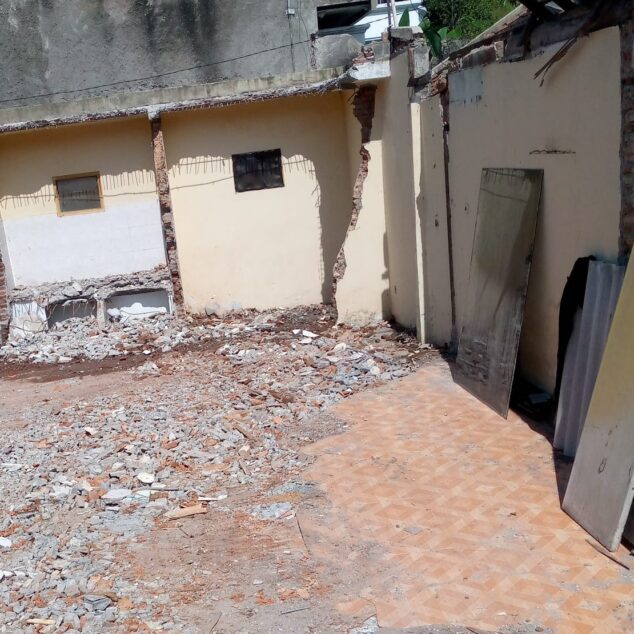 Proyek Bongkar Rumah di Kerten 10 Pengerjaan bongkar rumah di Kerten 10