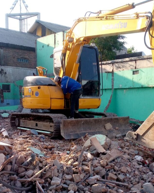 Proses bongkar rumah di Sumber, Solo