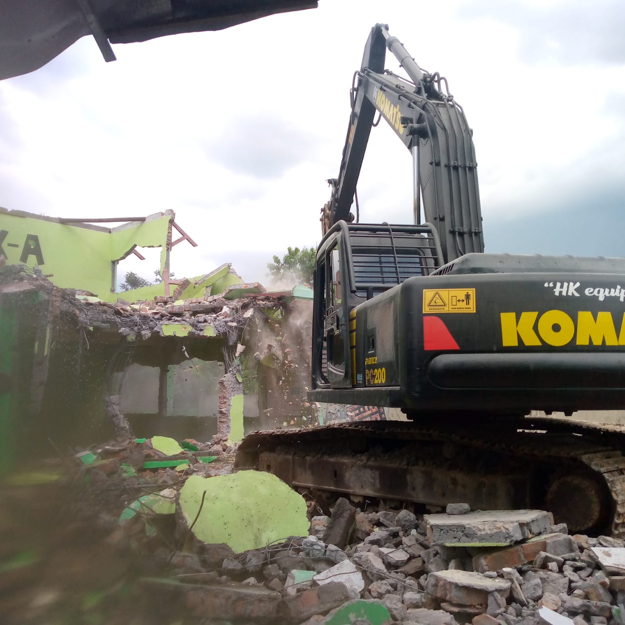 Proyek bongkar bangunan di Mojolaban