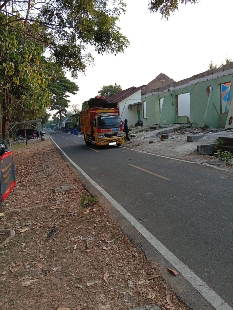 Bongkar atap rumah di Kartasura 1